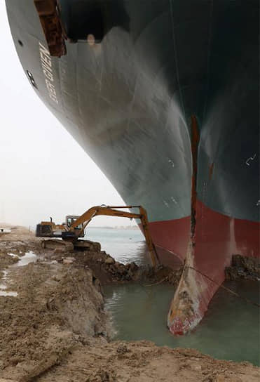Компания, участвовавшая в снятии судна с мели, сообщила, что для спуска на воду 224-тысячетонного контейнеровоза было извлечено около 30 тыс. куб. м песка