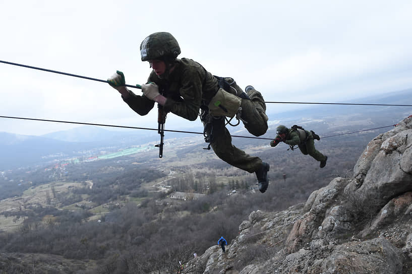 Перевальное, Россия. Военнослужащие на чемпионате Южного военного округа по горному троеборью в Крыму