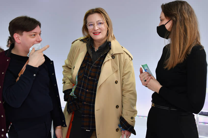 Журналист Мария Федорова (в центре) во время показа TSUM fasion show SS21 в ЦУМе