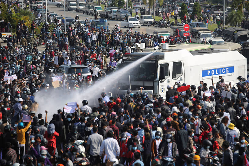 В стране начались массовые акции протеста против переворота, сначала военные применяли для разгона демонстраций водометы, слезоточивый газ и резиновые пули