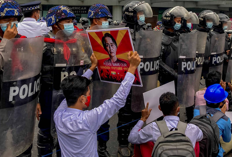 В двух районах на западе Янгона, крупнейшего города Мьянмы, объявлено военное положение в связи с протестами против смены власти