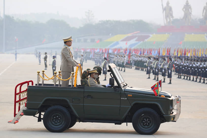 Генерал Мин Аунг Хлайну во время военного парада в Нейпьидо