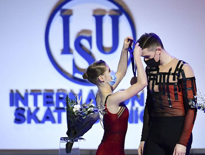 Россияне Анастасия Мишина и Александр Галлямов заняли 1-е место в спортивных парах