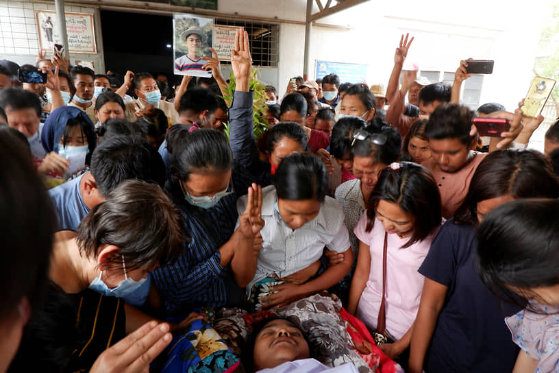 Местные жители прощаются с погибшим участником протеста в Мандалае