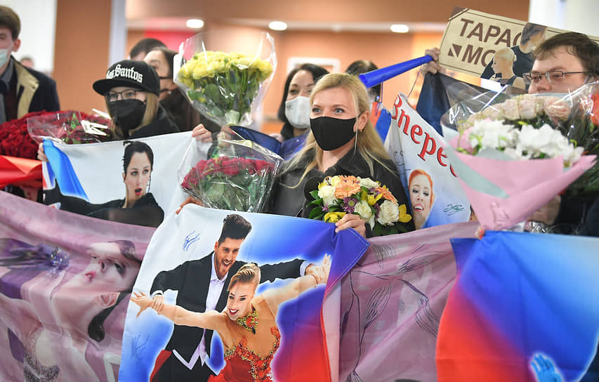 Болельщики во время встречи сборной России по фигурному катанию в аэропорту Шереметьево