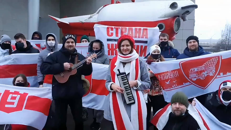 Активисты на съемках видеоролика в поддержку протестующих против режима Александра Лукашенко в Санкт-Петербурге. Павел Штанько (в центре с укулеле) и его жена Юлия