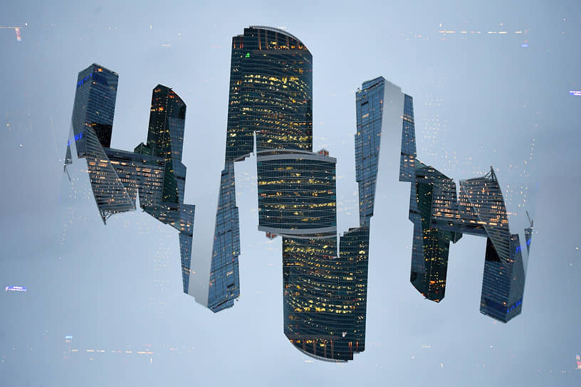 30 марта. Москва, Россия. Отражение в стекле делового центра «Москва-Сити»