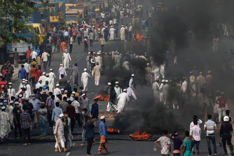 В том же месяце беспорядки начались в Бангладеш из-за визита в страну премьер-министра Индии Нарендры Моди. В городе Читтагонг во время столкновений с полицией были убиты четыре человека. Исламисты обвиняли премьера в притеснениях индийских мусульман 