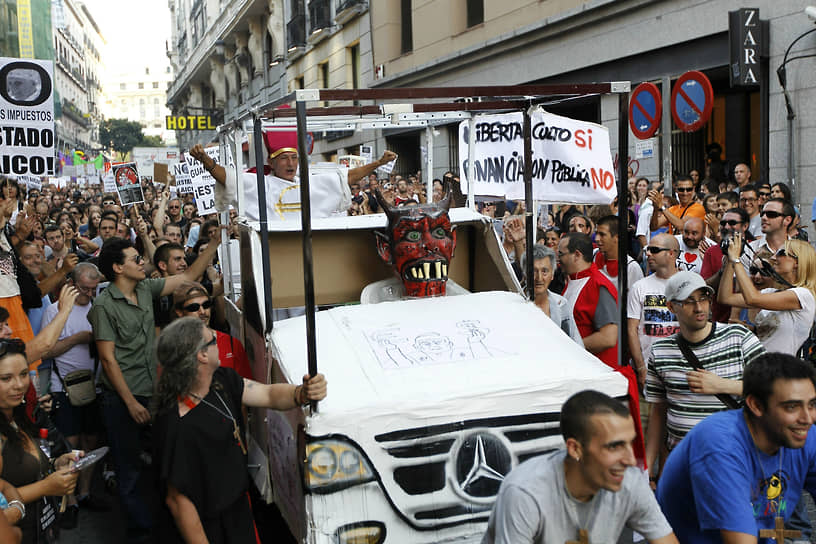 В августе 2011 года жители Мадрида протестовали из-за визита папы римского Бенедикта XVI. Он приехал в столицу Испании на празднование Всемирного дня молодежи. Манифестанты выступали против вмешательства церкви во внутренние дела страны и за сокращение расходов на мероприятия. В столкновениях с полицией более 10 человек получили ранения 