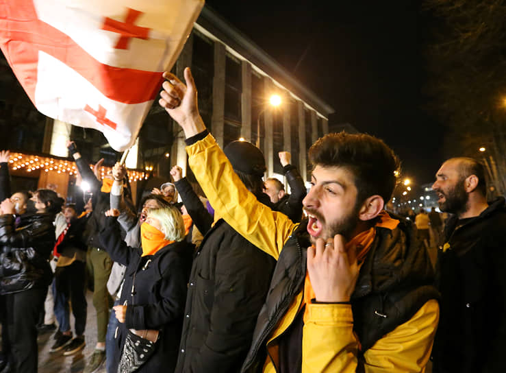 1 апреля в Тбилиси прошла акция протеста против прибытия в Грузию российского журналиста Владимира Познера, который приехал туда отметить свой день рождения. Демонстранты утверждали, что он не признает территориальную целостность Грузии. Произошли столкновения с полицией. Господину Познеру пришлось улететь из Тбилиси раньше запланированного срока