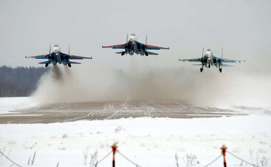 Пилотажная группа «Русские витязи» была сформирована 5 апреля 1991 года на базе 1-й эскадрильи 237-го гвардейского Проскуровского смешанного авиаполка 16-й воздушной Краснознаменной армии ВВС СССР. С тех пор группа базируется на аэродроме Кубинка