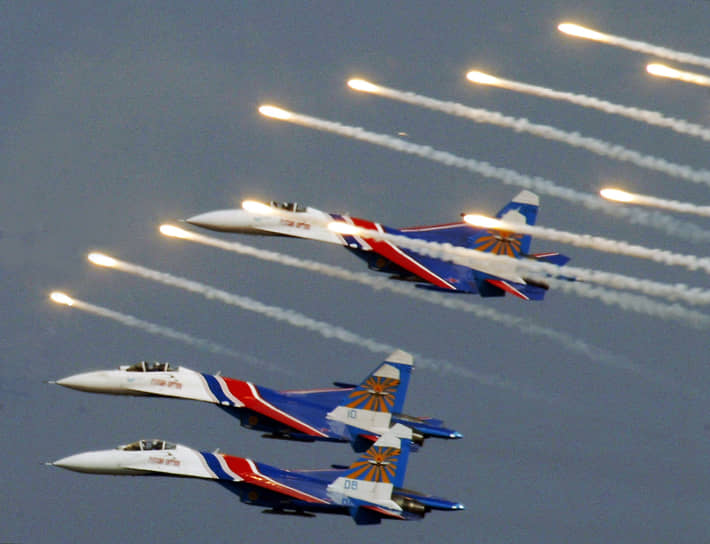 В программе показательных полетов «Русских витязей», как правило, участвуют до шести самолетов