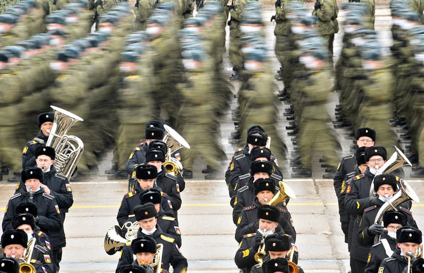 Московская область, Россия. Военнослужащие во время репетиции парада Победы на полигоне «Алабино»