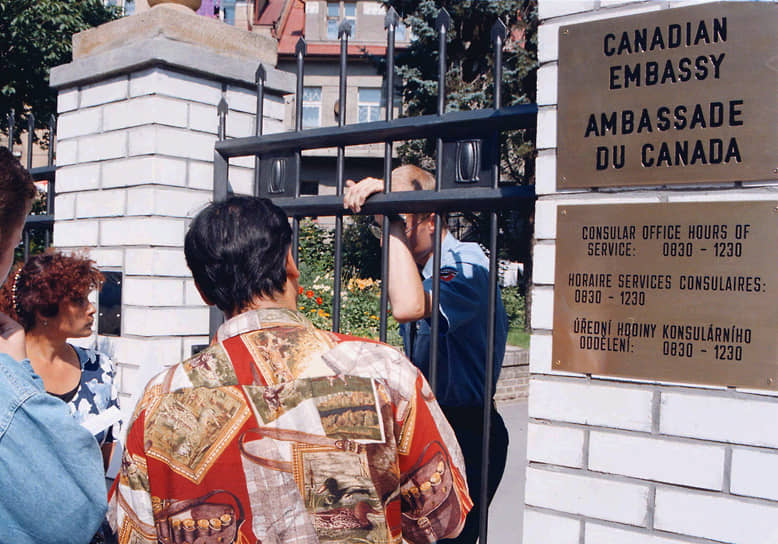На фото: цыгане у посольства Канады в Праге ожидают приема по вопросам эмиграции