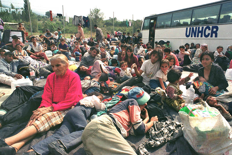 На фото: цыганские беженцы из Косово ждут разрешения въехать в Македонию в районе границы в сентябре 1999 года