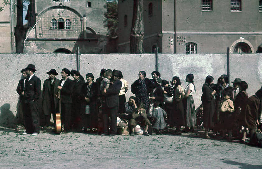 В 1935-1945 годах в Германии, странах—союзниках Третьего рейха и на оккупированных нацистами территориях был организован геноцид цыган&lt;br>
На фото: депортация цыган из Германии в 1940 году