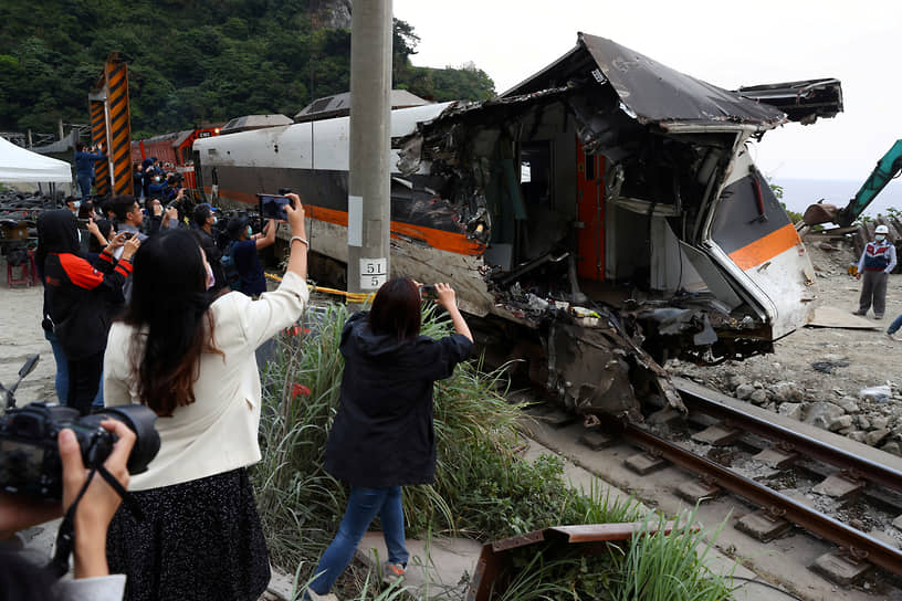 Уезд Хуалянь, Тайвань. Вагон поезда, извлеченный из тоннеля после аварии