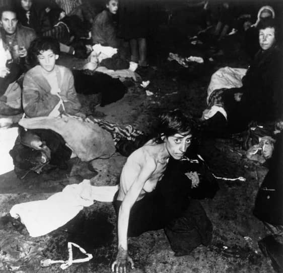 По разным оценкам, количество жертв геноцида составило от 200 тыс. до 1,5 млн человек
&lt;br>На фото: освобождение цыган британскими войсками из концентрационного лагеря в 1945 году