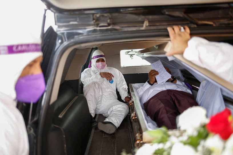 Сьюдад-Хуарес, Мексика. Политик Карлос Майорга лежит в гробу в рамках своей кампании «Если я вас подведу, пусть меня похоронят заживо»