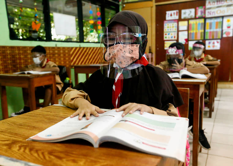 Джакарта, Индонезия. Ученики младших классов вернулись к занятиям в школе на фоне пандемии коронавируса