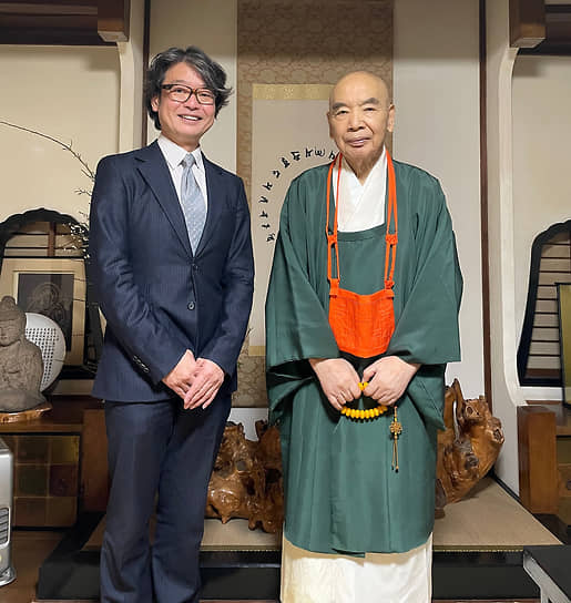 Глава компании Terra Space President Садахиро Китагава и настоятель храма Дайго-дзи Джунна Накада