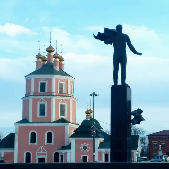 Построенный в конце XVIIII века храм Казанской иконы Пресвятой Богородицы на центральной площади города Гагарина (бывший Гжатск) при жизни Юрия Гагарина был закрыт и разграблен. В 1980 году отреставрирован, после чего использовался как выставочный зал. Возвращен церкви в 1992 году