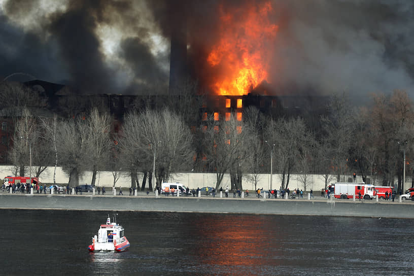 Пожар в здании «Невской мануфактуры» в Санкт-Петербурге