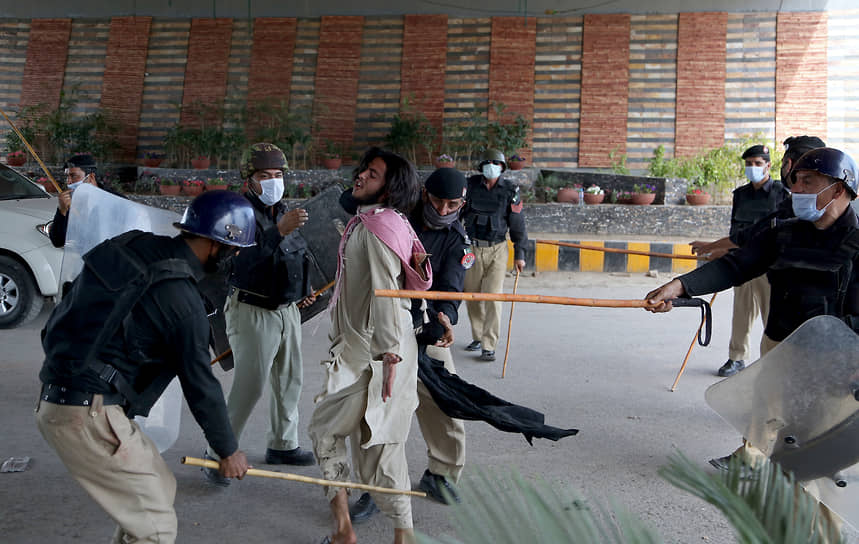 Пешавар, Пакистан. Полицейские бьют сторонника радикальной исламистской партии на акции протеста 