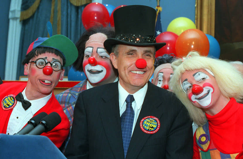 Клоунада — один из самых сложных жанров в цирке. Рассмешить зрителя под силу не каждому&lt;br>
На фото: мэр Нью-Йорка Рудольф Джулиани, 1999 год