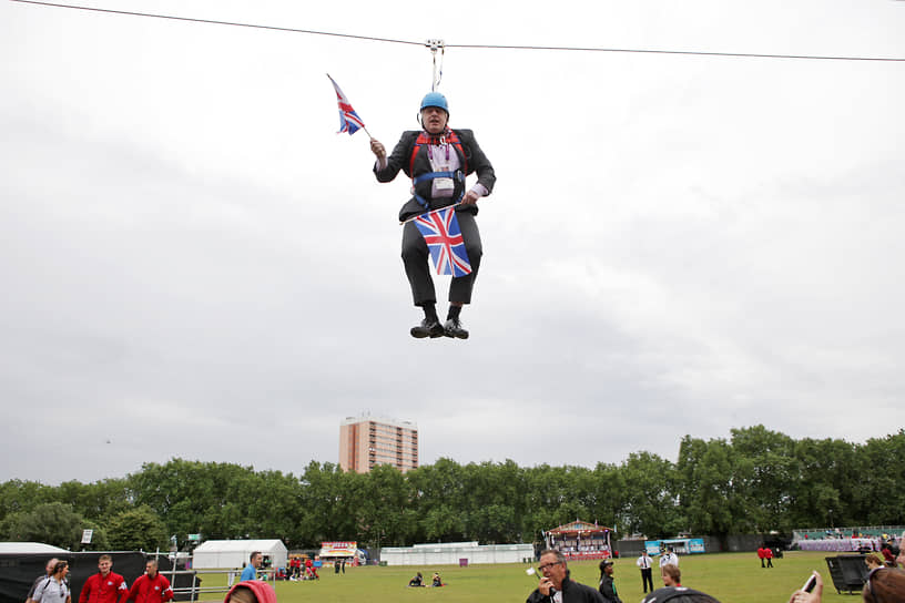 Воздушная гимнастика — это упражнения на аппаратуре, подвешенной высоко над манежем&lt;br>
На фото: мэр Лондона Борис Джонсон, 2012 год
