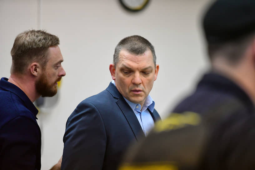 генеральный директор кондитерской фабрики ООО «Меньшевик» Илья Аверьянов (в центре)