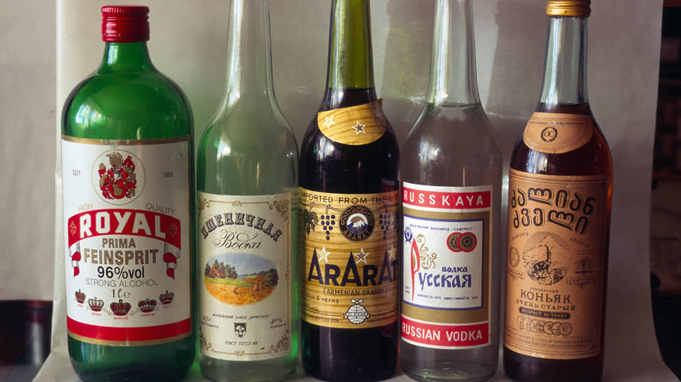 Ассортимент ликеро-водочных магазинов середины 90-х. Слева знаменитый спирт «Роял»