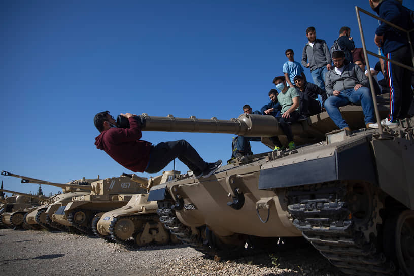 Латрун, Израиль. Студенты на танке во время церемонии в День памяти павших в войнах за Израиль и жертв терактов