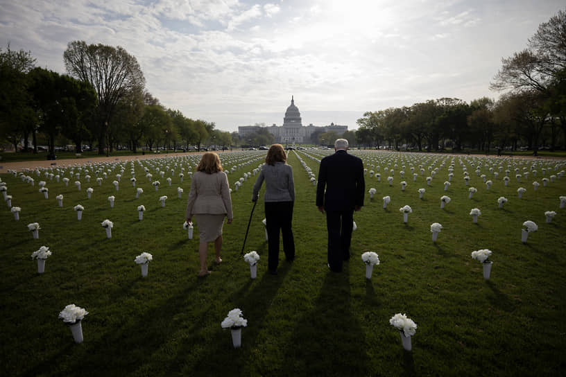 Вашингтон, США. Слева направо: американские политики Люси Макбет, Габриэль Гиффордс и Майк Томпсон на фоне Капитолия