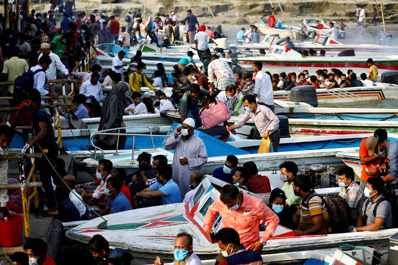 Муншигандж, Бангладеш. Мигранты на лодках в порту