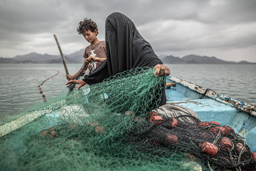 Победителем в серии «Проблемы современности» стал аргентинский фотограф Пабло Тоско, на снимке которого запечатлены йеменцы, зарабатывающие на жизнь рыбной ловлей на фоне гуманитарного кризиса в стране
