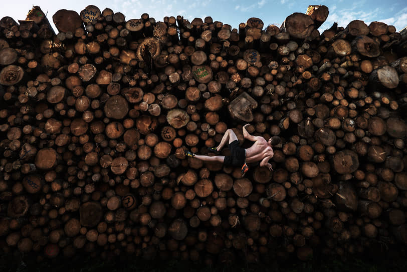 Лучшим спортивным снимком был признан кадр с тренировки по скалолазанию, сделанный австралийским фотографом Адамом Претти