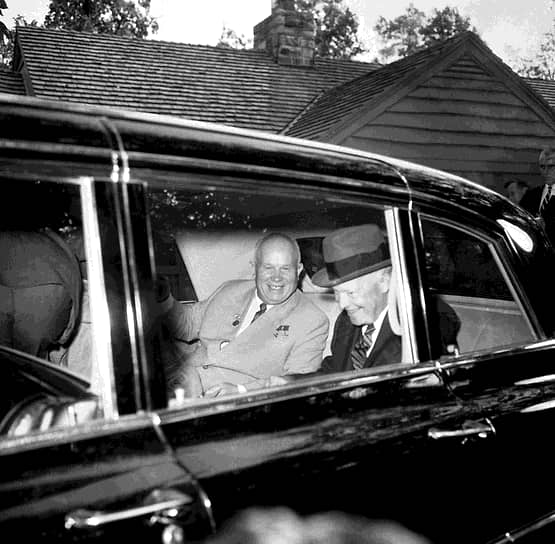 Первая двусторонняя встреча лидеров СССР и США состоялась в 1959 году. Тогда глава советского правительства Никита Хрущев совершил первый в истории официальный визит лидера СССР в США. Поездка продлилась почти две недели — с 15 по 27 сентября. За это время Хрущев встретился с американским президентом Дуайтом Эйзенхауэром четыре раза, два из них — с глазу на глаз. Переговоры практически по всем темам, поднятым во время визита, остались безрезультатными