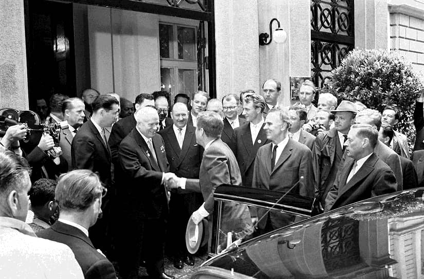 4 июня 1961 года по инициативе советской стороны в Вене прошла встреча Никиты Хрущева и Джона Кеннеди. Хрущев планировал поставить точку в берлинском вопросе, однако Кеннеди предпочитал сохранить статус-кво. Обсуждение достигло кульминации, когда Никита Хрущев усмотрел в реплике Кеннеди намек на возможность начала войны из-за Берлина. Он ответил, что СССР не начнет войну, и что «если вы развяжете войну из-за Берлина, то уж лучше пусть сейчас будет война, чем потом, когда появятся еще более страшные виды оружия». Лидеры двух стран не подписали по итогам встречи никаких публичных документов. Через два месяца в столице Германии была возведена Берлинская стена
