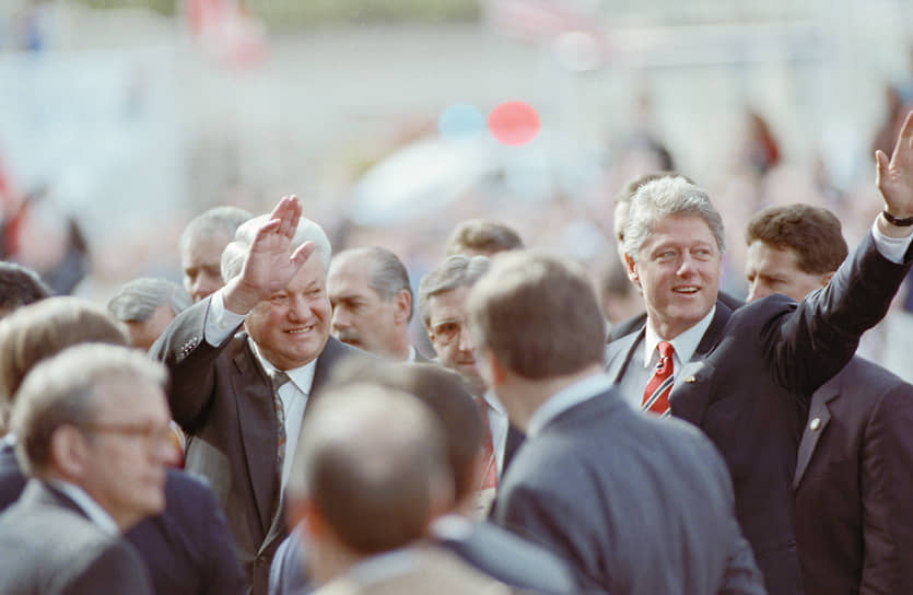 В 1993 году пост президента США занял Билл Клинтон. Его первая встреча с Ельциным состоялась в апреле того же года в Ванкувере. В принятой по итогам встречи декларации президенты заявили о приверженности эффективному российско-американскому партнерству, был согласован пакет двусторонних экономических программ. С первой же встречи между Клинтоном и Ельциным сложились теплые отношения. Президенты называли друг друга «друг Борис» и «друг Билл». Впоследствии, вспоминая этот период, Клинтон в своих мемуарах «Моя жизнь» писал: «Он (Ельцин — “Ъ”) мне понравился. Это был большой медведь, полный противоречий. России повезло, что он встал к штурвалу». Всего Ельцин и Клинтон встречались 17 раз