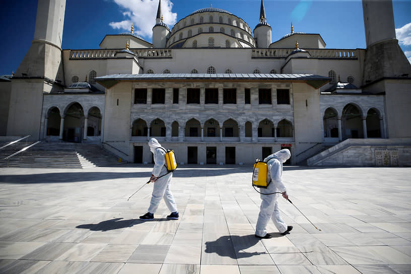 Анкара, Турция. Дезинфекция площади перед мечетью