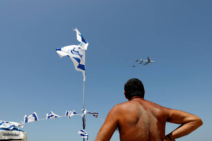 Тель-Авив, Израиль. Мужчина наблюдает за авиашоу в честь Дня независимости 