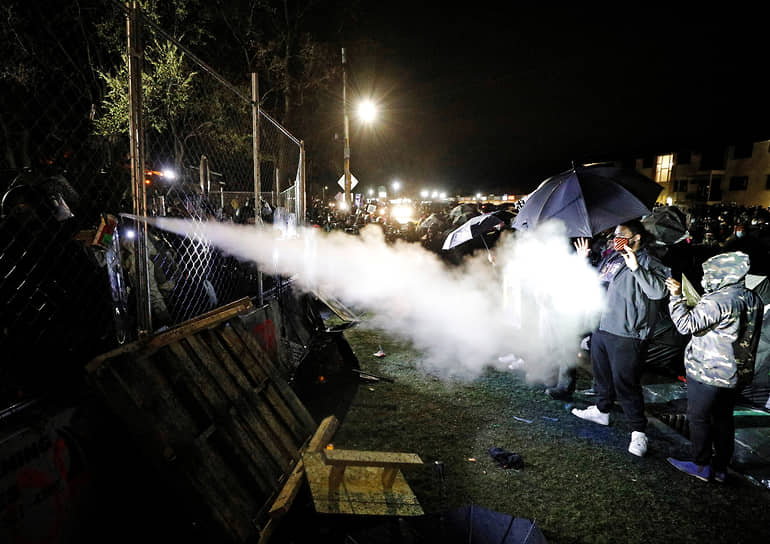 Бруклин-Сентер, Миннесота, США. Полиция применяет перцовый спрей во время беспорядков, спровоцированных убийством афроамериканца Данте Райта