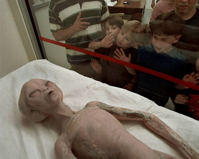 Дети разглядывают модель инопланетянина, выставленную в Международном музее и исследовательском центре НЛО в Розуэлле (США)