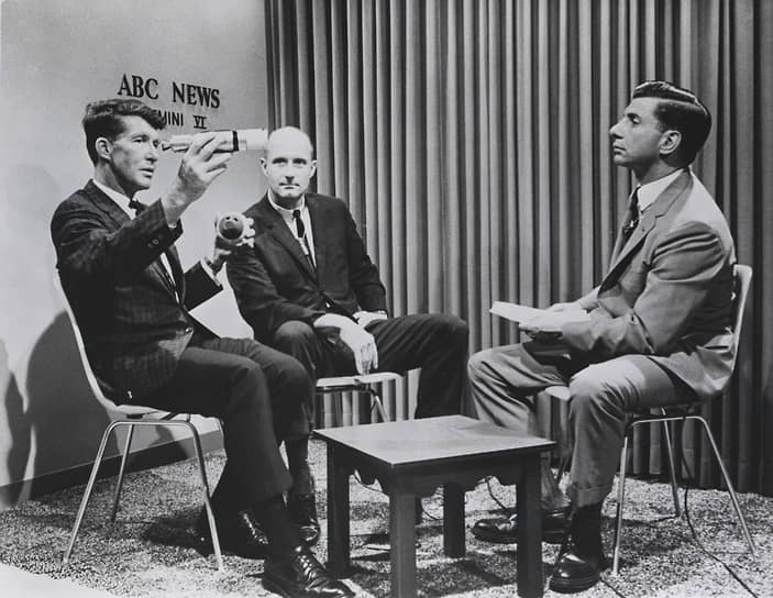 Уолтер Ширра (слева) и Томас Стаффорд (в центре) первыми в истории исполнили музыку в космосе, а Ширра также стал первым астронавтом, сообщившим в центр управления полетами о НЛО