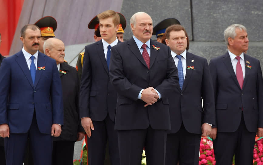 Слева направо: старший сын президента Белоруссии Виктор Лукашенко, младший сын президента Николай Лукашенко, президент Белоруссии Александр Лукашенко