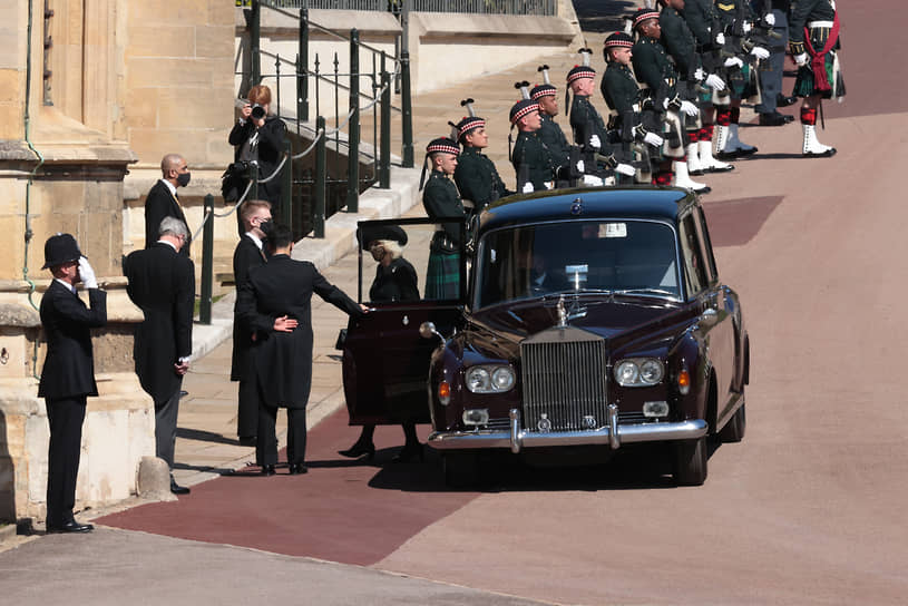 На траурной церемонии в часовне присутствовали тридцать членов королевской семьи (включая принца Гарри, но без Меган Маркл) 
&lt;br>На фото: супруга принца Чарльза, герцогиня Корнуолльская Камилла 