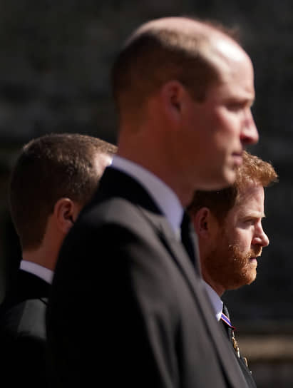 В третьем ряду во время процессии шли принцы Уильям и Гарри — сыновья принца Чарльза, между ними — их двоюродный брат Питер Филлипс, сын принцессы Анны
