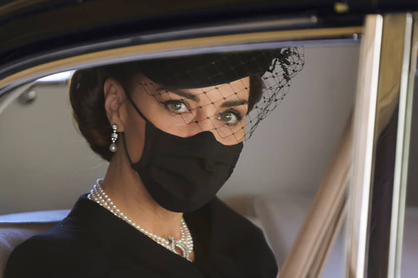 Герцог и герцогиня Кембриджские также прибыли на похороны. Кейт Миддлтон надела черную шляпку с вуалью, черную маску и жемчужное колье. В 1982 году принцесса Диана надевала это колье на государственный банкет