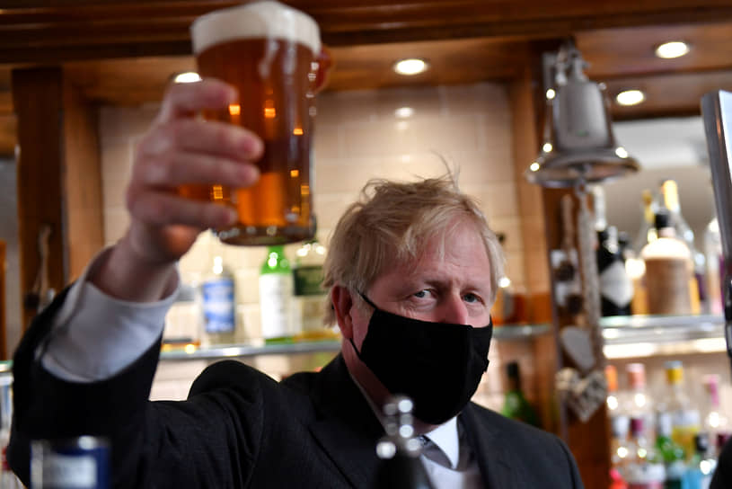 Вулверхемптон, Великобритания. Премьер-министр Борис Джонсон с пивом во время посещения паба